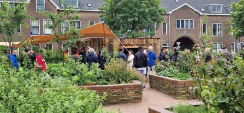 Bloembakken gemaakt van gewipte tegels in Rietgrachtpark