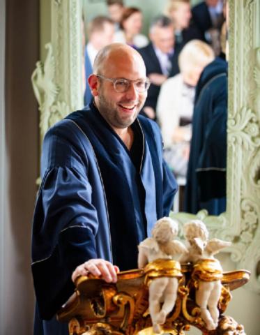 Trouwambtenaar Basti Baroncini tijdens een toespraak. foto door Menno van der Meulen