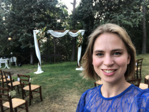 Charlotte Waardenburg in een tuin versierd voor een ceremonie