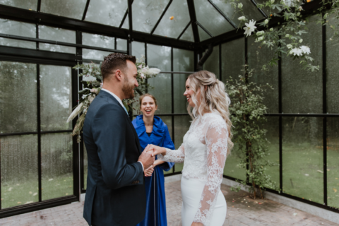 Charlotte Waardenburg spreekt een bruidspaar toe