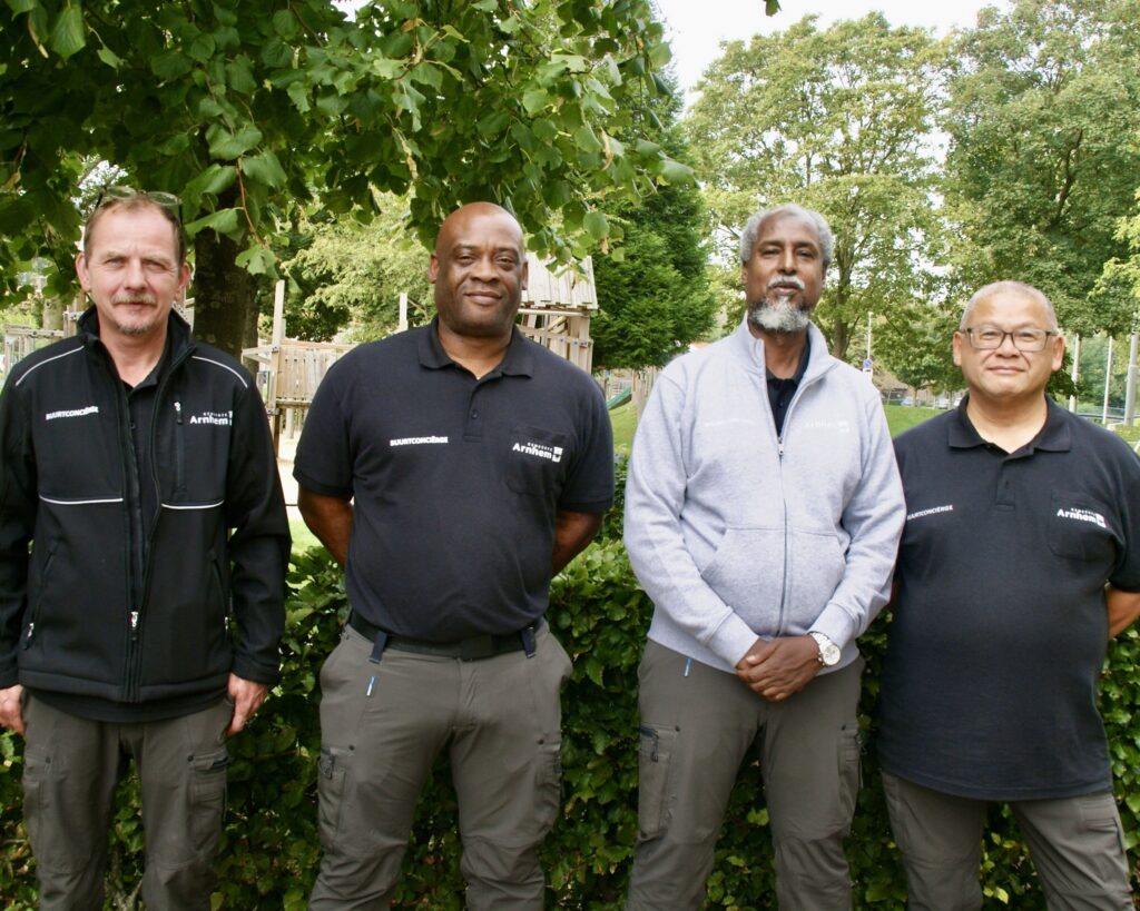 De buurtconciërges van Malburgen, Rijk van Veenendaal, Berwick Zinhagel, Eduard Marcus en Abdirisak Jimale.