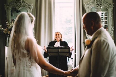 Trouwambtenaar Ingrid Ebens spreekt een bruidspaar toe