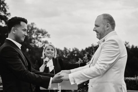 Trouwambtenaar Ingrid Ebens spreekt een bruidspaar toe