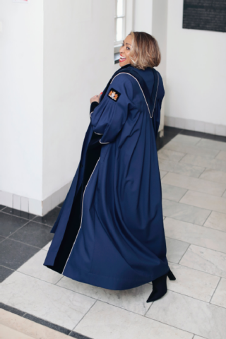 Trouwambtenaar Silvia Bierdrager in een toga