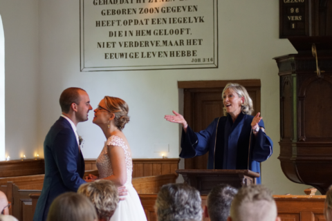 Trouwambtenaar Lilian Oostveen spreekt bruidspaar toe