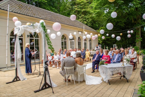 Trouwambtenaar Lilian Oostveen spreekt gasten toe