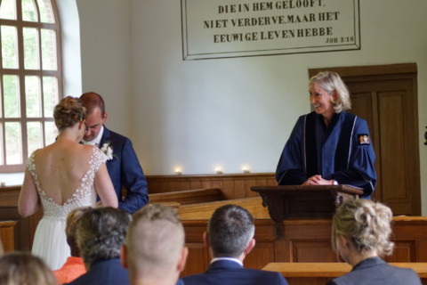 Trouwambtenaar Lilian Oostveen tijdens huwelijksceremonie