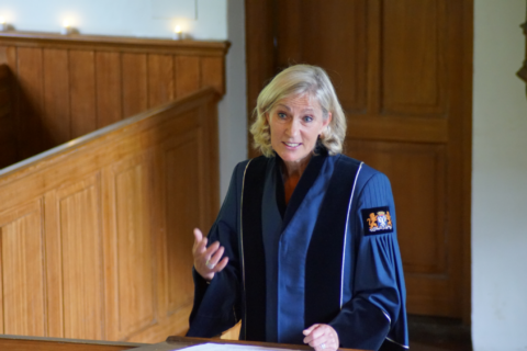 Trouwambtenaar Llian Oostveen houdt een toespraak en draagt een toga