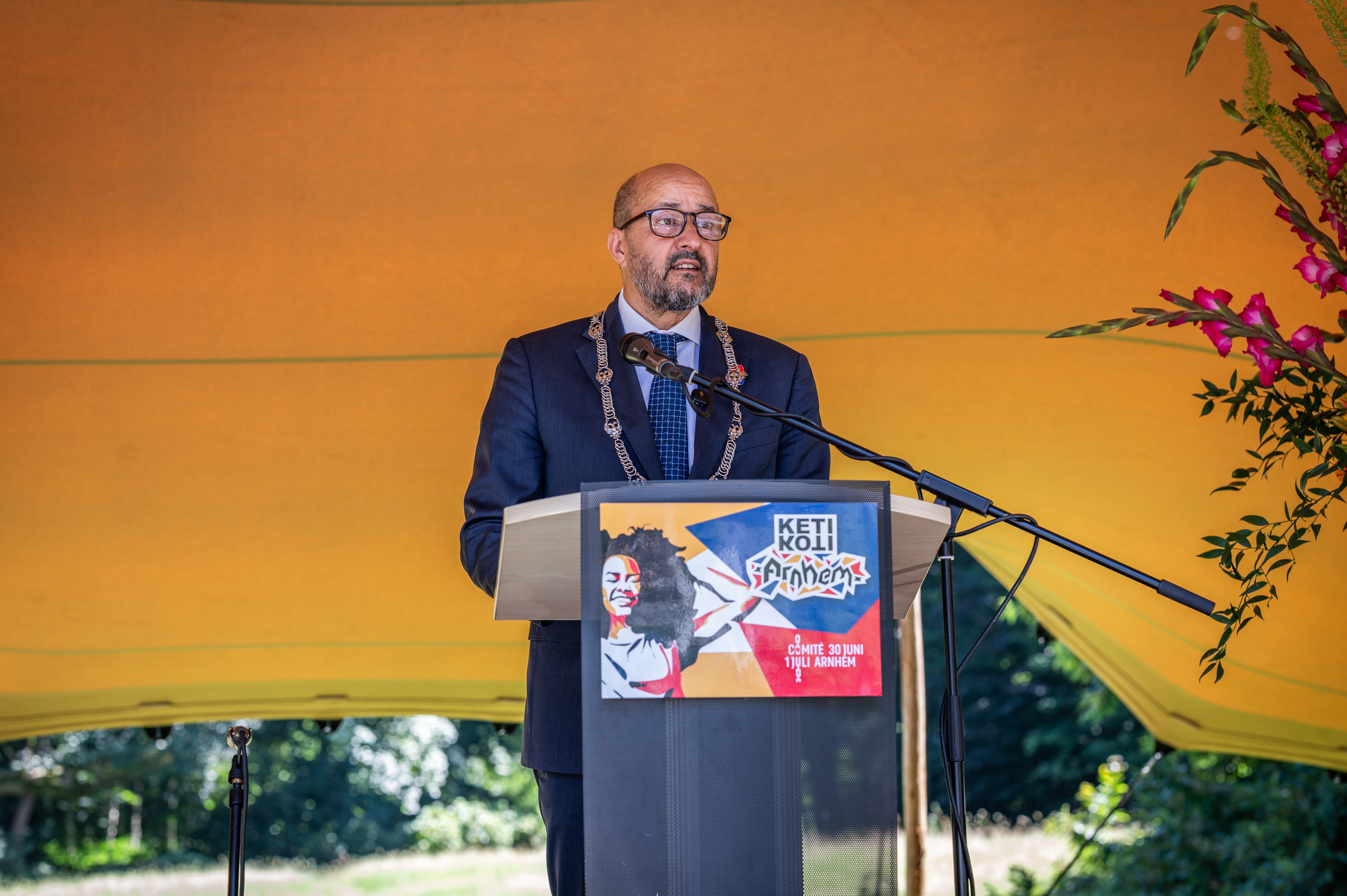 Burgemeester Marcouch achter spreektafel tijdens zijn toespraak